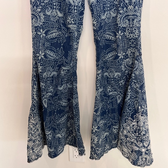 ❤️💜💙💛 FREE PEOPLE Blue Float On Flare Jeans Embroidered Paisley Jeans Size 28 - Picture 5 of 16